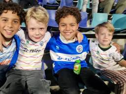 Vrienden Deen, Tijme, Loet en Wout op de tribune bij FC Den Bosch.