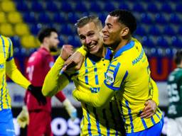 Finn Stokkers (middelste RKC-speler) juicht na zijn assist op Jurriën Gaari (Foto: OrangePictures)