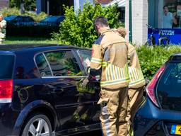 De brandweer sloeg een ruit van de auto in, zodat die van het slot gehaald kon worden (foto: Jurgen Versteeg/SQ Vision).