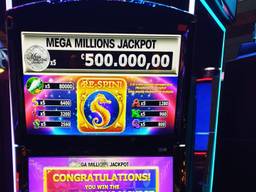 De man rammelde het geld uit deze Mega Millions-automaat (foto: Holland Casino).