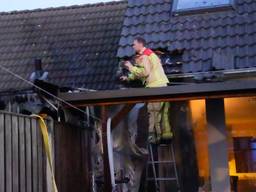 Twee huizen raakten beschadigd bij de brand in Helmond (foto: Harrie Grijseels/SQ Vision).