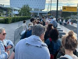 Lange rij bij Eindhoven Airport op zaterdagochtend (foto Twitter/Mike NRW)