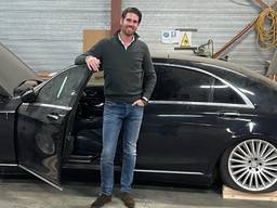 Chris Beemer met zijn gestolen Mercedes-Benz S-klasse. 