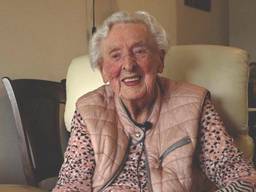 De 106-jarige PSV-fan Doortje Rave-Buitink uit Aalten is overleden (foto: Omroep Gelderland).