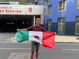 Daan komt uit Dronten en is met zijn Mexicaanse vlag in Londen (Foto: Yannick Wezenbeek)