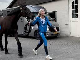 Joanna (rechts) in Riel vlak voor vertrek naar Parijs.