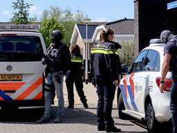Agenten op het woonwagenkamp in Tilburg (foto: Jeroen Stuve/SQ Vision).