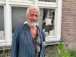 Kees Embregts voor zijn huis (foto: Tom van den Oetelaar).