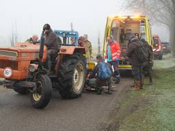 Met een tractor werd het slachtoffer naar de ambulance gebracht (foto: Erik Haverhals/SQ Vision).