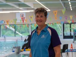Rianne stopt na 45 jaar als zweminstructrice (foto: Omroep Tilburg).