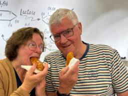 Elly en Frank met hun zelfgebakken worstenbroodjes (foto: Niek de Bruijn).