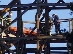 De medewerkster werd op achttien meter hoogte onwel (foto: Erik Haverhals/FPMB).