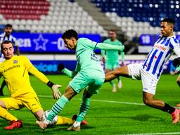 Mauro Junior probeert de bal voor te geven (Foto: ANP)