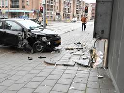Automobilist ramt gevel gebouw in de John F. Kennedylaan in Breda
