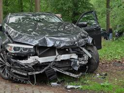 De schade aan de betrokken auto's is groot (foto: Perry Roovers/SQ Vision).