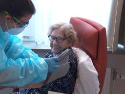 Verpleegkundige Melissa Raats meet de bloeddruk van mevrouw Koot (foto: Omroep Brabant). 