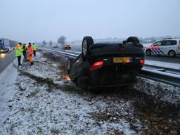 Een auto is van de weg geraakt (foto: Harrie Grijseels/SQ Vision).