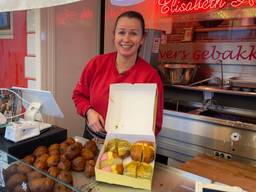 Elisabeth Arjaans met de Crolie-, Schrobbelèr- en Dubai-oliebollen  (foto: Tom van den Oetelaar).