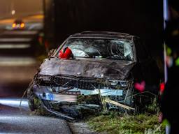 De auto raakte zwaar beschadigd (foto: Jack Brekelmans/SQ Vision).