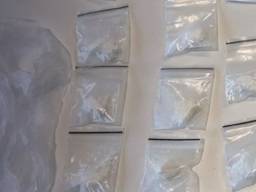 Een deel van de drugs die de politie in de auto van de vrouw vond (foto: Instagram/Politie Maashorst).