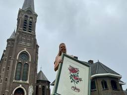 Miranda van Bragt van stichting d'Houtse Kerk met het werk van Dalí, dat geveild zal worden om een nieuw dak te realiseren voor de kerk (foto: Niek de Bruijn). 