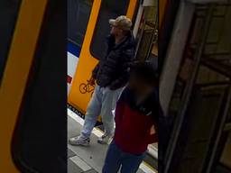 De jongeman met pet zou de conducteur getrapt hebben (foto: politie.nl).