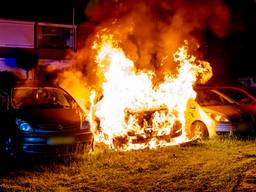 In Oosterhout werden drie auto's door brand verwoest (foto: Marcel van Dorst/Eye4Images).