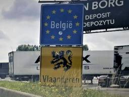 Wie de Belgische grens overgaat, moet rekening houden met maatregelen zoals een mondkapje (foto: Raoul Cartens).