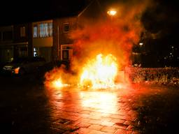 Auto door brand verwoest in Tilburg (foto: Jack Brekelmans).