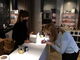 Het personeel van cosmeticazaak Janzen helpt met het inpakken van alle bestellingen.