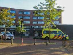 De politie en een ambulance kwamen naar de Raadhuislaan in Oss nadat daar een ongeluk werd gemeld (foto: Gabor Heeres/SQ Vision).
