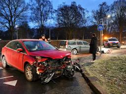 Auto op z'n kop in de sloot