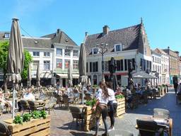 Een Bredaas terras in coronatijd (foto: Henk Voermans).