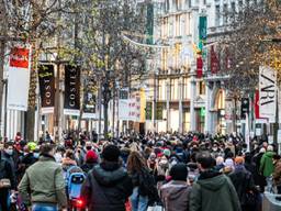 De Meir in Antwerpen, één van de drukke winkelstraten waar veel Nederlanders komen (foto: Jonas Roosens/ANP).