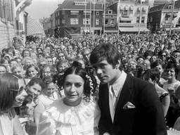 Rob de Nijs en Elly Hesseling op de Markt in Bergen op Zoom (foto: ANP).