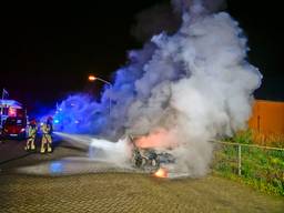 In Dommelen is een kostbare Audi door brand verwoest. Het vuur is zo goed als zeker aangestoken.