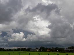 Donkere wolken pakken zich samen boven Etten-Leur (foto: Anja Bastiaansen).