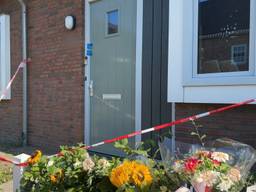 Bloemen, knuffels en kaarsen voor het verzegelde huis (foto: Carlijn Kösters).