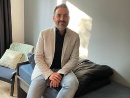 Wethouder Yusuf Çelik in een arbeidsmigrantenhotel in Tilburg (foto: Omroep Brabant).