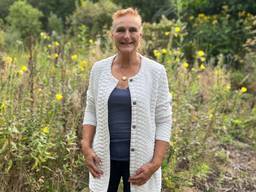 Marie in haar tuin (foto: Rogier van Son).