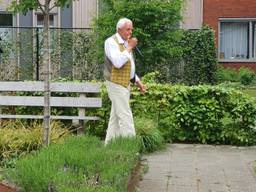 Frans (80) speelt mondharmonica bij verpleeghuis
