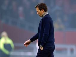 Roger Schmidt druipt af na de nederlaag tegen Ajax (Foto: ANP).