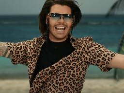 Roy Donders zoekt de Caribische sfeer op met zijn nieuwe nummer (foto: YouTube).