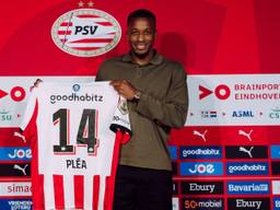 Pléa met zijn nieuwe PSV-shirt (foto: PSV Media).
