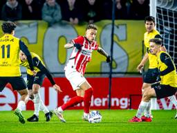 Noa Lang slalomt langs de NAC-spelers (foto: Marcel van Dorst).