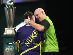 Michael van Gerwen feliciteert wereldkampioen Luke Littler (foto: DC/Kieran Cleeves).