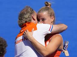 Een knuffel voor Joosje Burg die geblesseerd raakte tijdens de halve finale tegen Argentinië  (foto: ANP 2024/Aijaz Rahi AP).