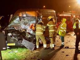 De brandweer bevrijdde het slachtoffer uit de bestelbus (foto: Bart Meesters).