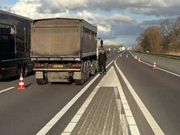 Een kapotte vrachtwagen op de A59 (foto: Rijkswaterstaat/X).