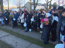 Mensen nemen ook bloemen en ballonnen mee naar de herdenking (foto: Omroep Brabant).